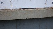 Неплотное прилегание листов ПСБС к бетонной поверхности